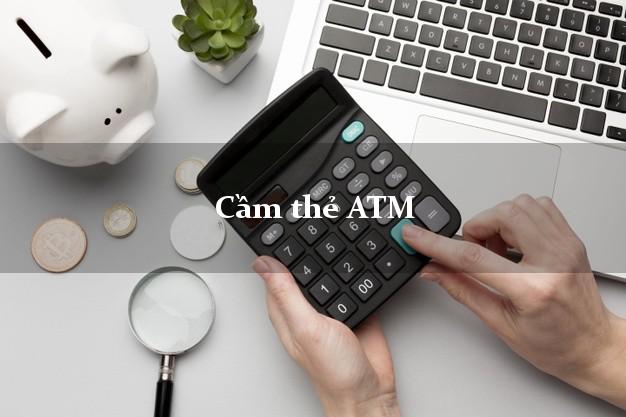 Cầm thẻ ATM